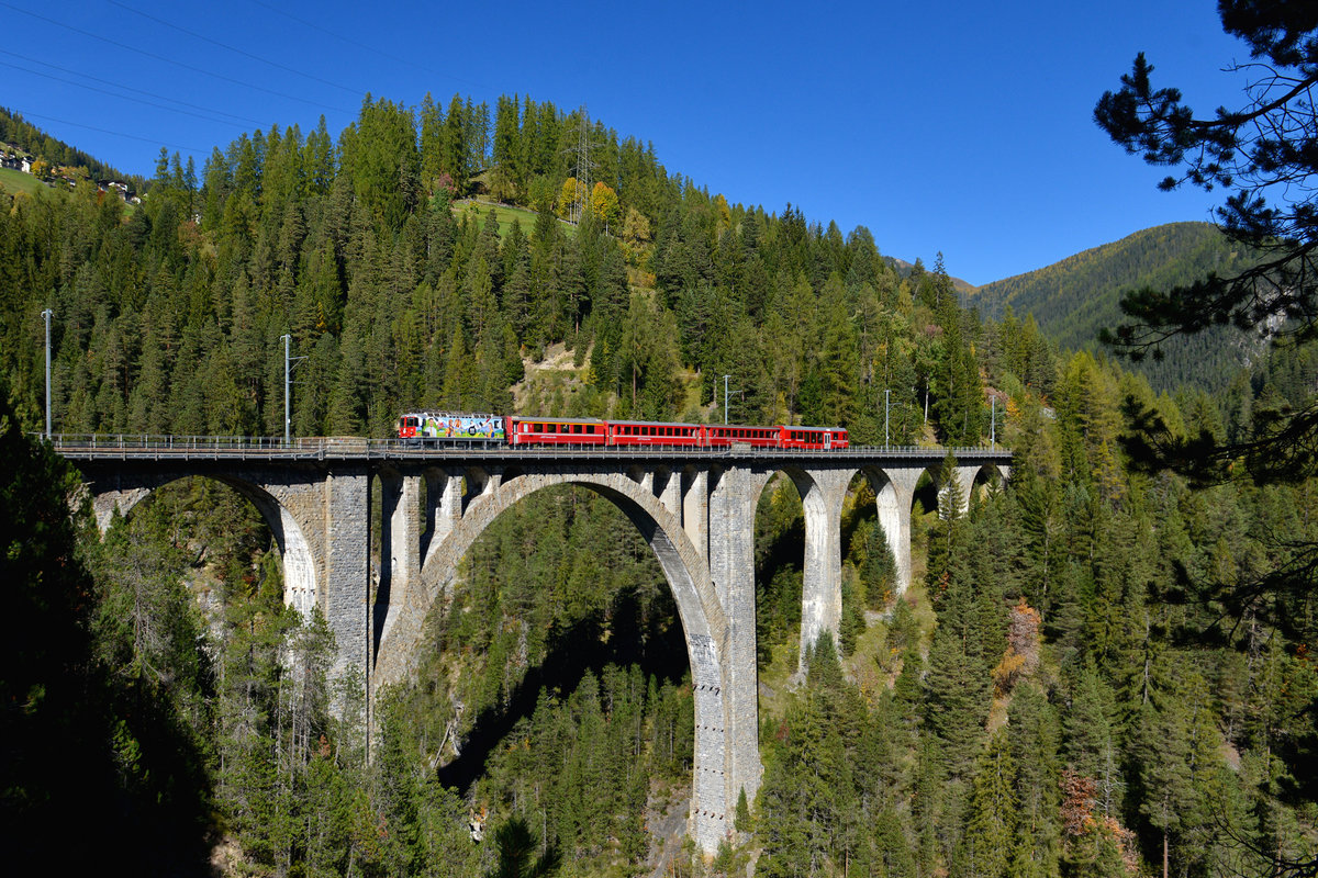 Ge 4/4 II 611 mit einem Regio am 05.10.2017 bei Davos Wiesen.