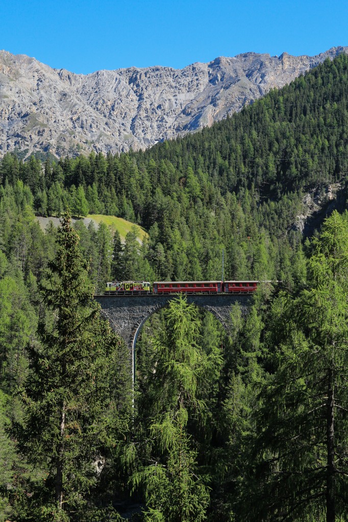 Ge 4/4 II 611 mit einem Regionalzug am 17. August 2014 bei Zernez.