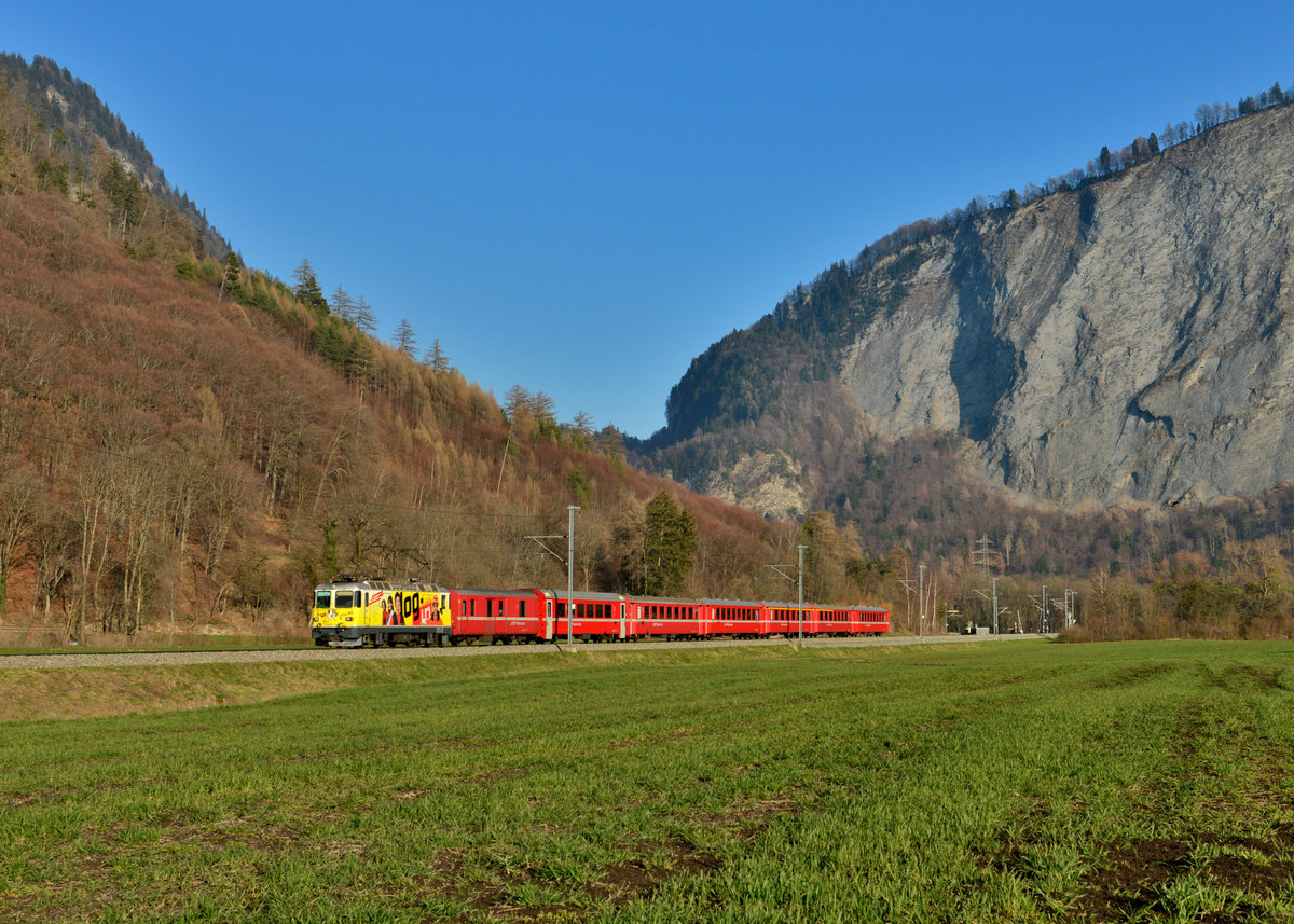Ge 4/4 II 611 mit einem RE am 19.03.2016 bei Malans. 