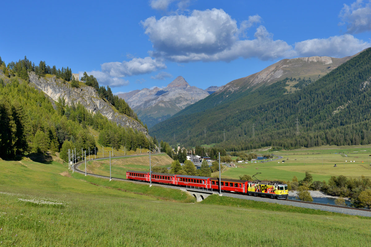 Ge 4/4 II 611 mit einem Engadin Star am 24.09.2016 bei La Punt. 