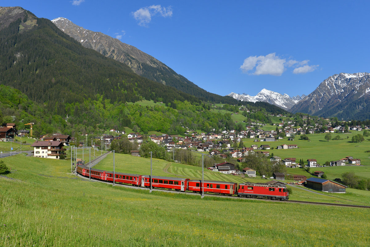 Ge 4/4 II 612 mit einem Regio am 26.05.2017 bei Klosters. 