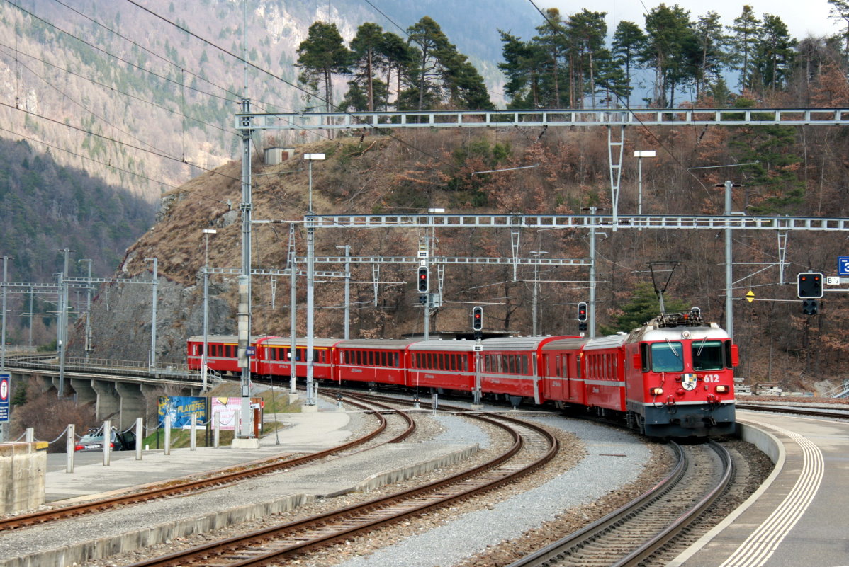 Ge 4/4 II 612 mit dem RE 1232 bei der Einfahrt in den Bahnhof Reichenau-Tamins; 16.03.2014