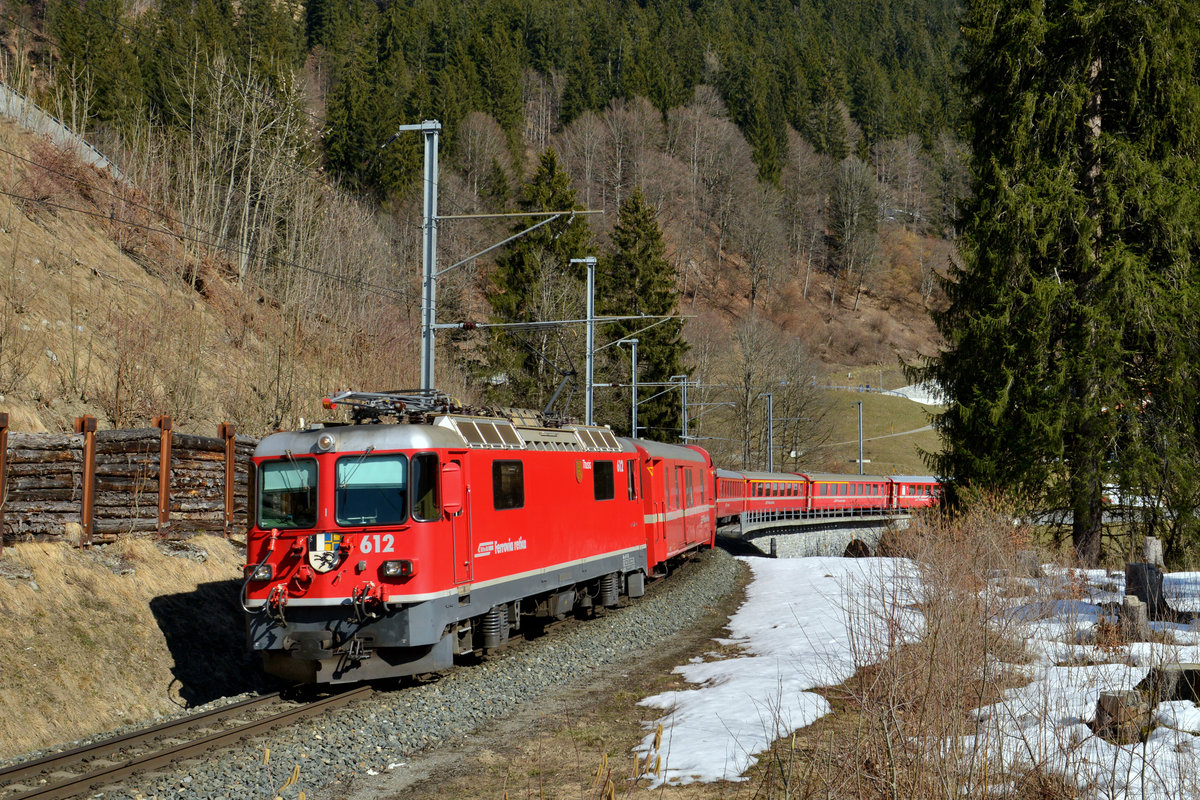 Ge 4/4 II 612 mit einem RE am 19.03.2016 bei Serneus. 