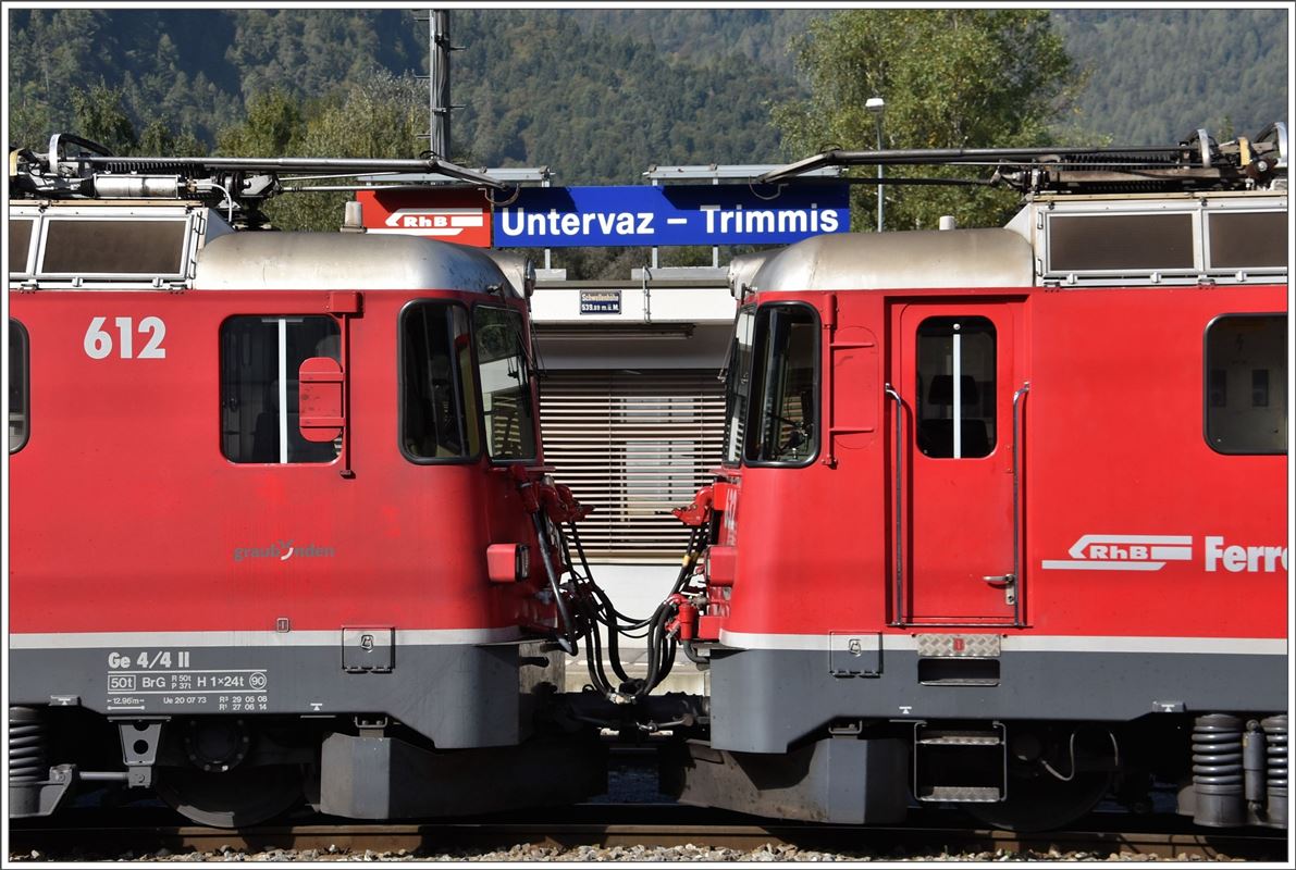 Ge 4/4 II 612  Thusis  und 632  Zizers  in Untervaz-Trimmis. Schwellenhöhe 539.98m ü/M. (04.10.2016)