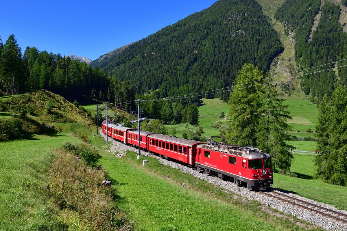 Ge 4/4 II 613 mit einem RE am 04.09.2019 bei Zernez.