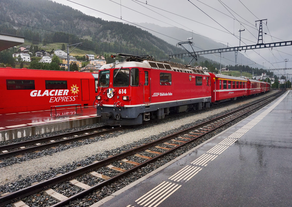 Ge 4/4 II 614  Schiers  fährt mit dem R 1953 (Scuol-Tarasp - Pontresina), in den Bahnhof Samedan ein.
