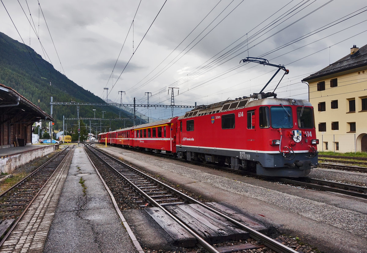 Ge 4/4 II 614  Schiers  hält am Zugschluss des R 1964 (Pontresina - Scuol-Tarasp), im Bahnhof Bever.
Aufgenommen am 21.7.2016.