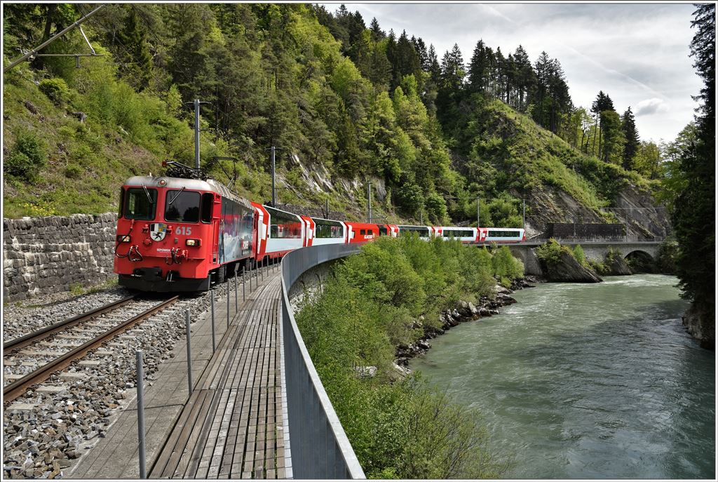 Ge 4/4 II 615  Klosters  mit GEX903 bei der Hiochwassermarke zwischen Reichenau und Trin.(18.05.2016)