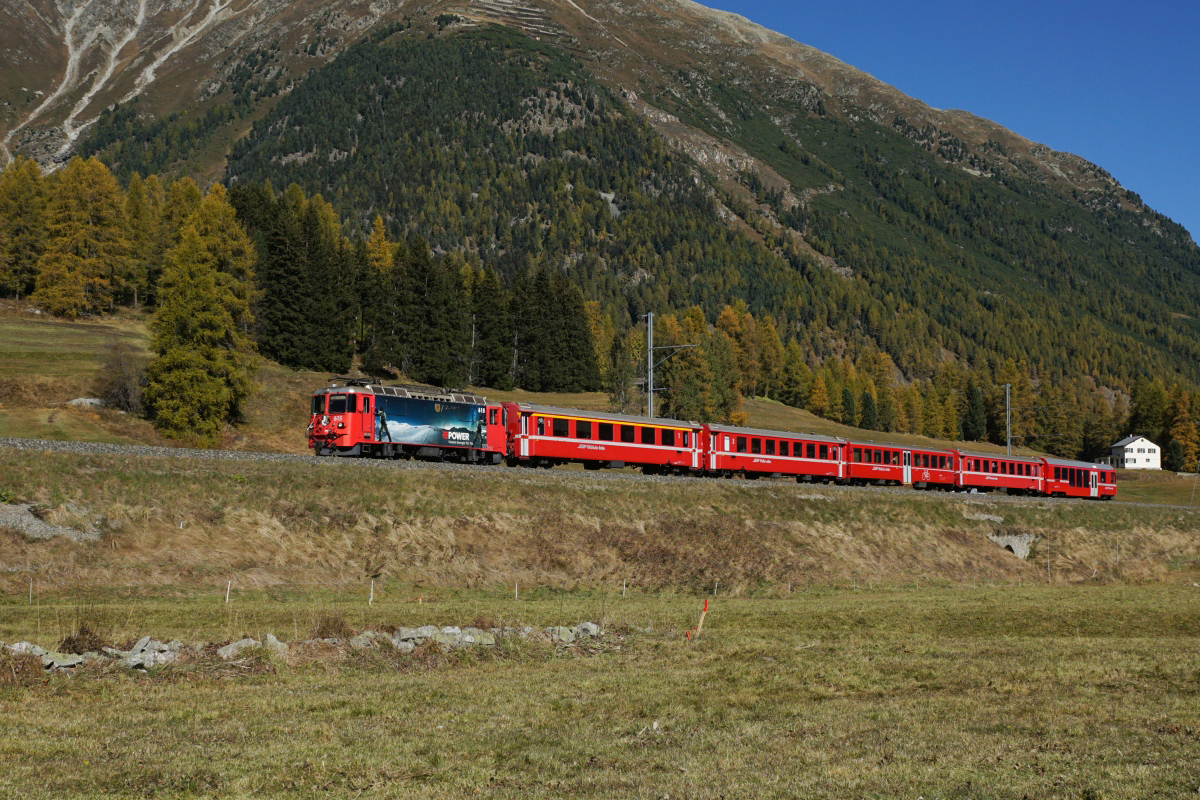 Ge 4/4 II 615 mit  R 1929 am 16.10.2016 bei Bever.