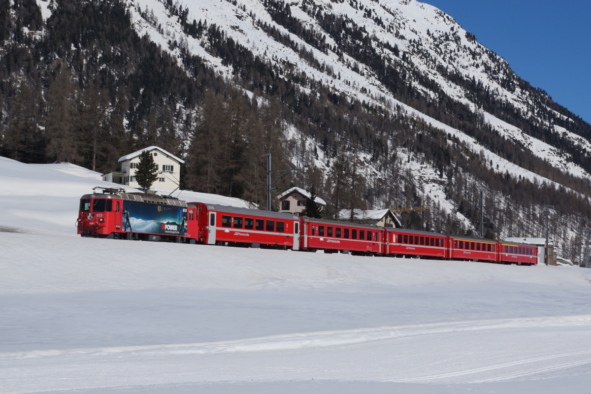 Ge 4/4 II 615 zieht am 09.03.2014 den RE 1925 von Bever Richtung Samedan