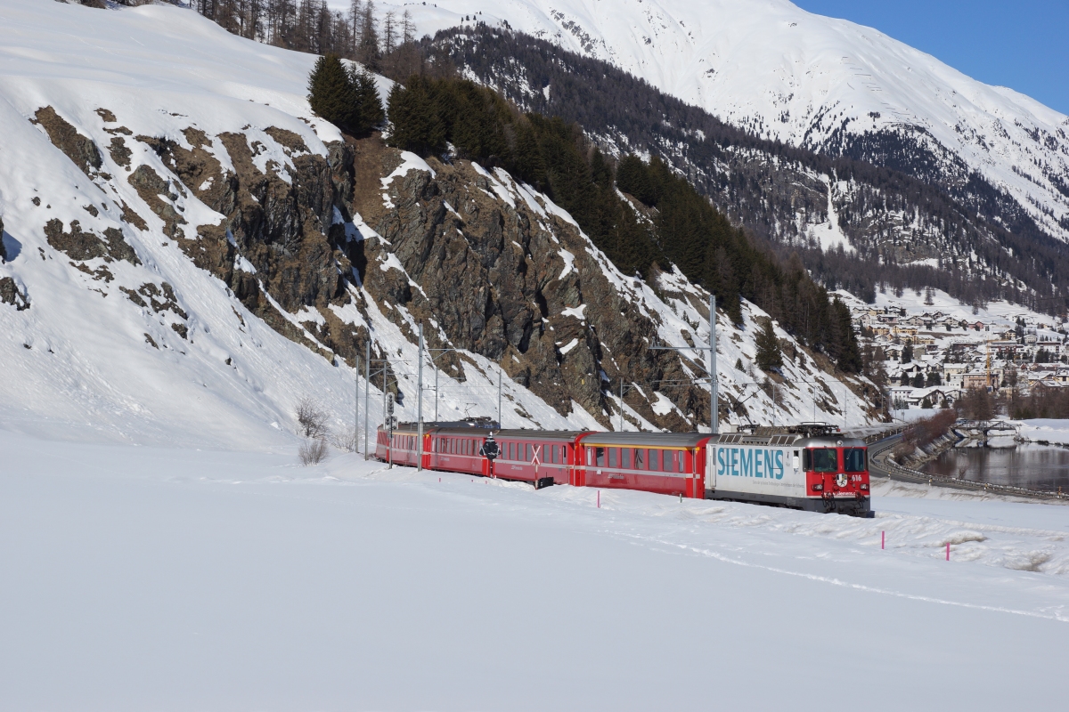 Ge 4/4 II 616 erreicht am 09.03.2014 Celerina mit einem Extrazug nach St. Moritz.