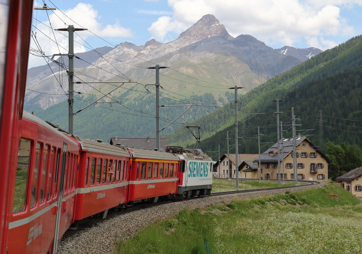 Ge 4/4 II 616  Filisur  drückt den R1941 (Scuol-Tarasp - Pontresina) aus S-chanf in Richtung Zuoz.

S-chanf, 15. Juni 2017