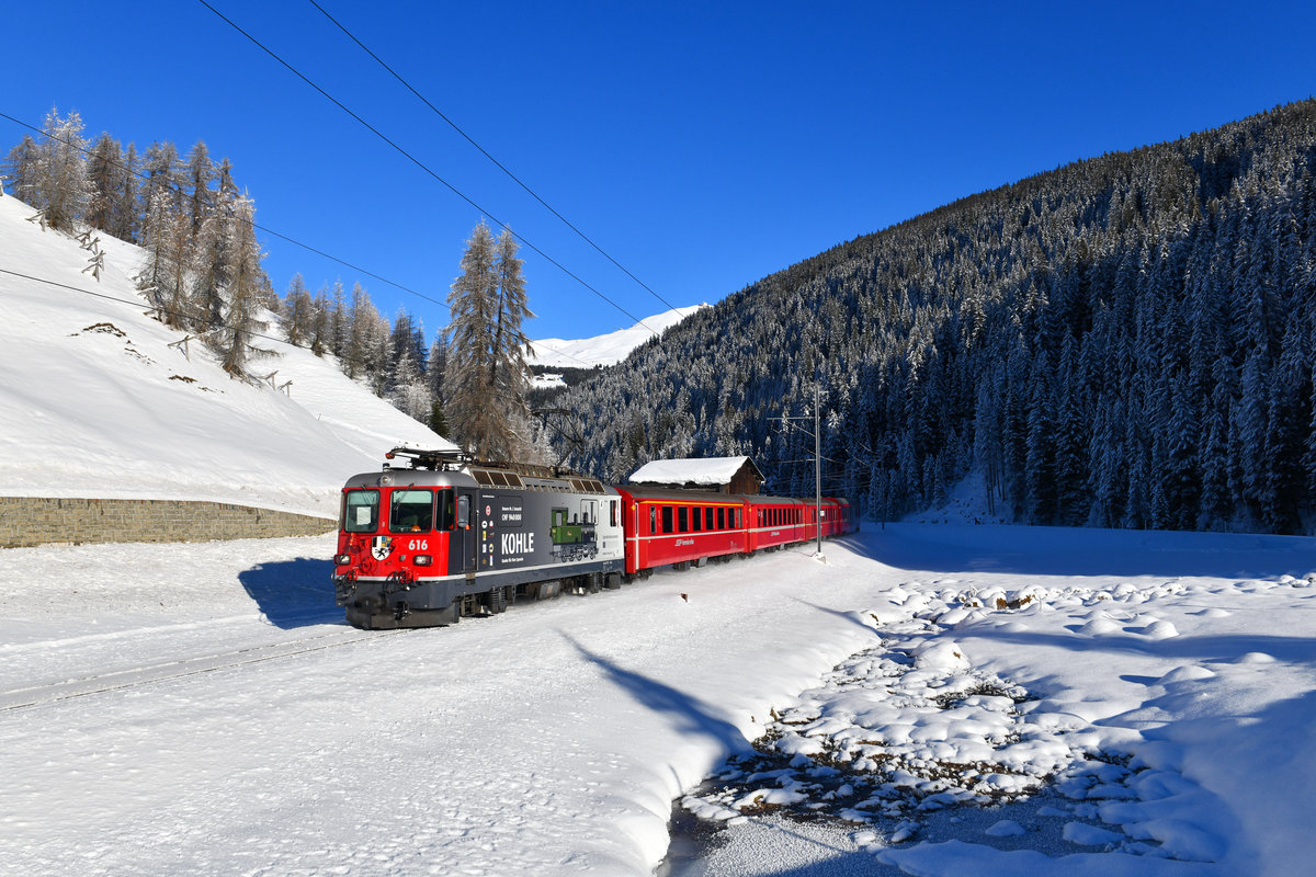 Ge 4/4 II 616 mit einem Regio am 26.12.2018 bei Davos Glaris. 