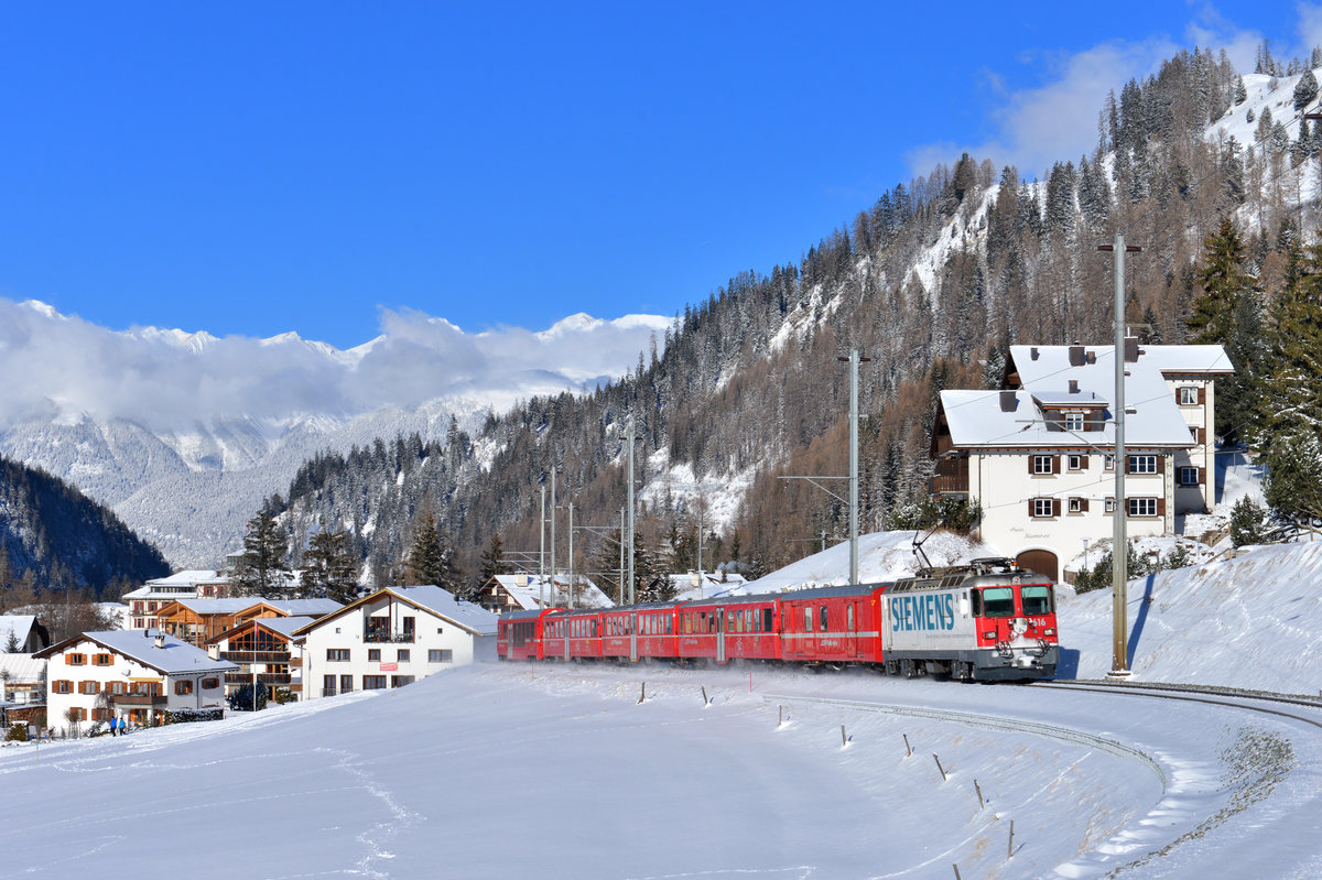 Ge 4/4 II 616 mit dem Schlittelzug am 06.01.2017 bei Bergün. 