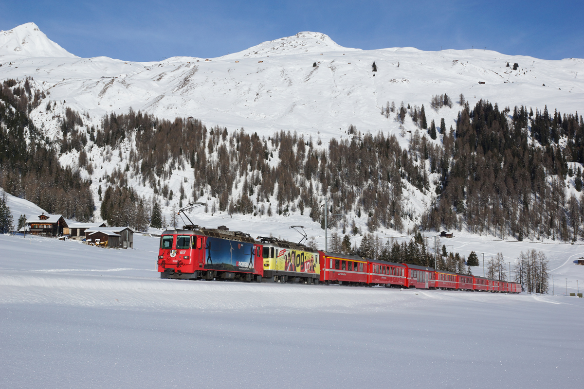 Ge 4/4 II 617 und Ge 4/4 II 611 ziehen am 02.01.2015 den RE 1029 die letzten Meter hoch nach Davos Wolfgang.