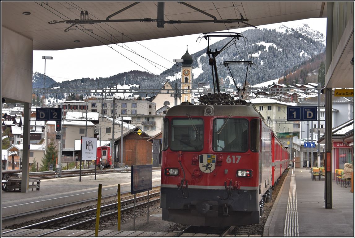 Ge 4/4 II 617  Ilanz  wartet mit ihrem Zug das Ende der baubedingten Streckensperrung (Brückenanschluss in Reichenau-Tamins) in Disentis ab. (02.12.2019)