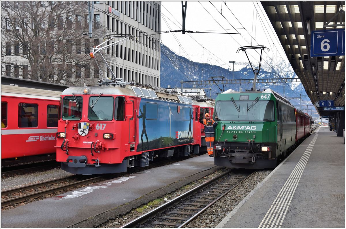 Ge 4/4 II 617  Ilanz  und 614  Schiers  für RE 1728 nach Scuol-Tarasp und Ge 4/4 III 647  Grüsch  für den RE 1037 nach Davos Platz in Landquart. (04.02.2017)