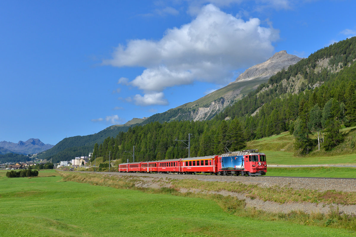 Ge 4/4 II 617 mit einem R nach Scuol-Tarasp am 20.08.2017 bei Bever. 