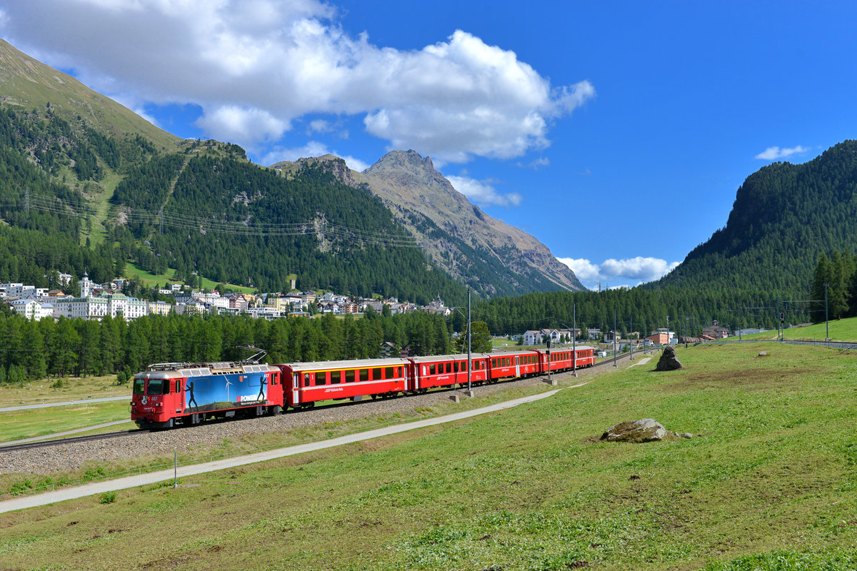 Ge 4/4 II 617 mit einem Regio am 20.08.2017 bei Pontresina. 