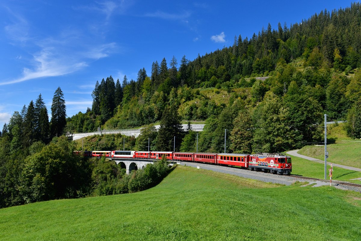 Ge 4/4 II 617 mit einem Regio am 15.09.2018 bei Serneus.