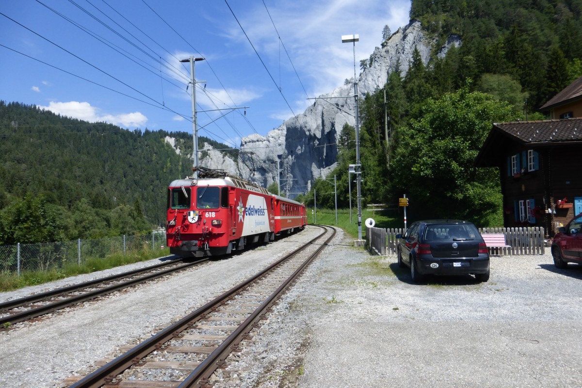 Ge 4/4 II 618  Bergün/Bravuogn  mit dem RE Scuol-Tarasp - Disentis/Muster bei der Einfahrt in Valendas-Sagogn. (5. August 2015)
