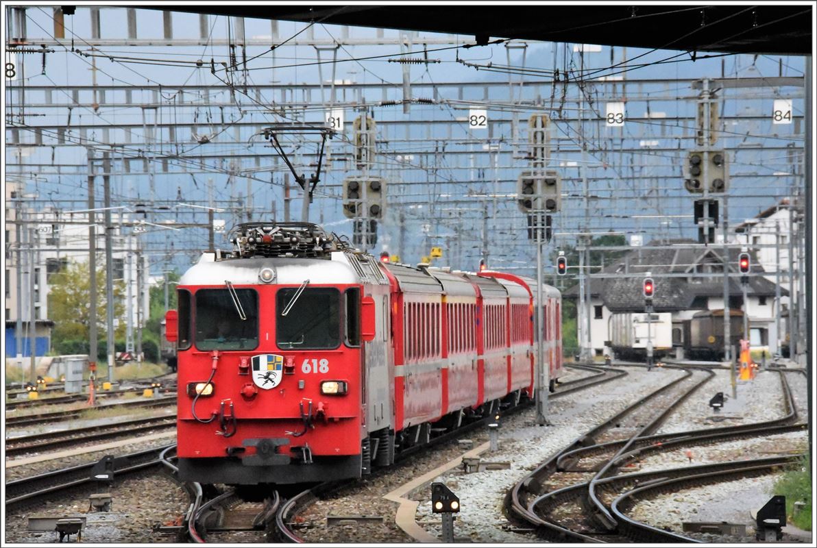 Ge 4/4 II 618  Bergün/Bravuogn  als RE 1724 aus Disentis bei der Einfahrt in Chur. (15.09.216)