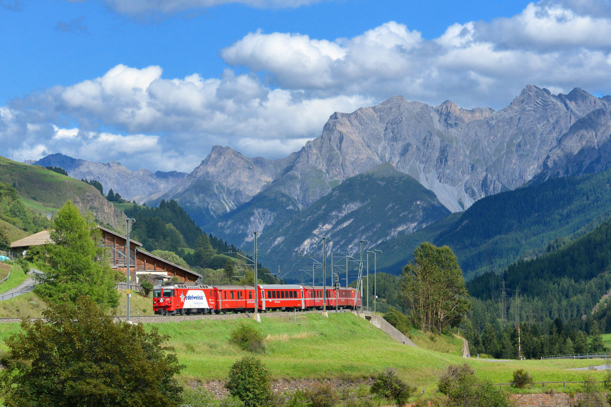 Ge 4/4 II 618 mit einem RE am 20.08.2017 bei Lavin. 