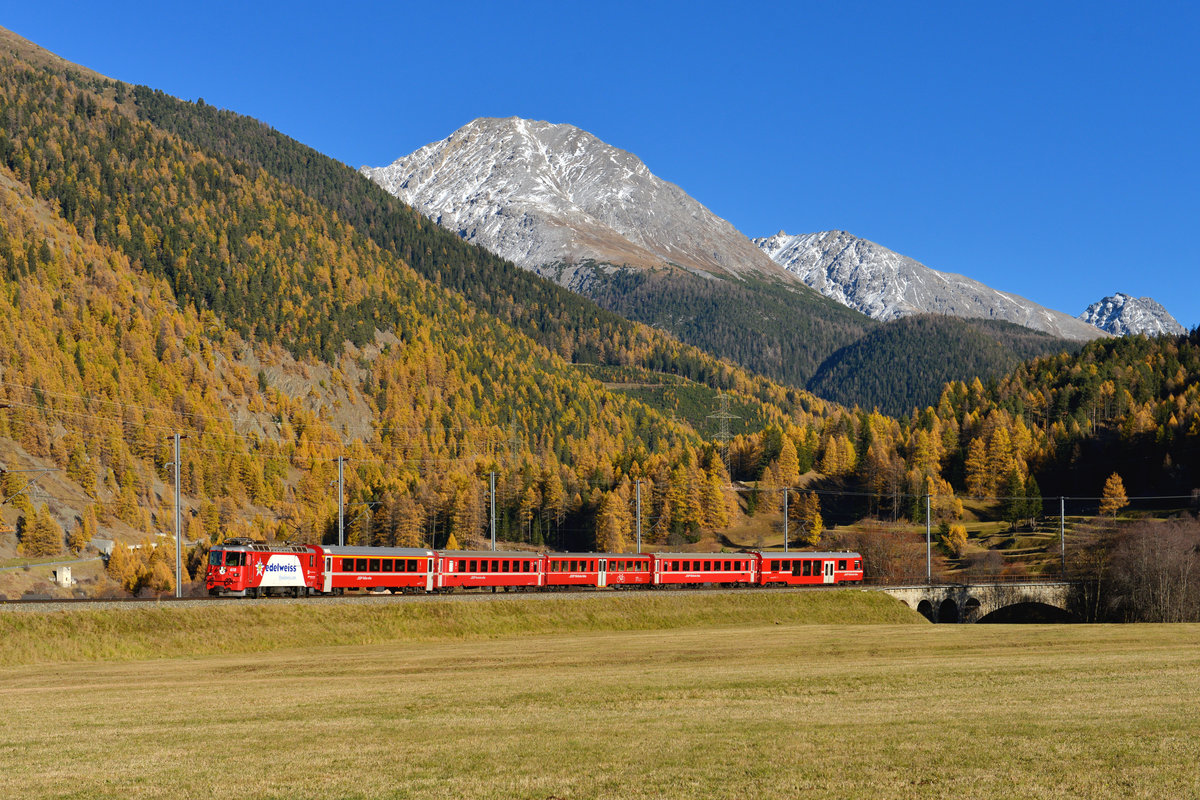 Ge 4/4 II 618 mit einem Regio am 30.10.2017 bei Zernez. 