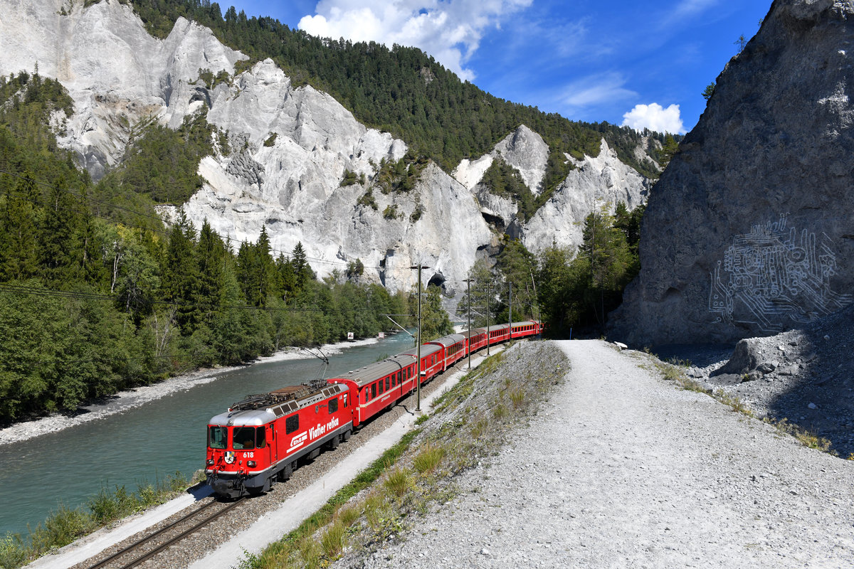 Ge 4/4 II 618 mit einem Regio am 10.09.2018 bei Versam. 