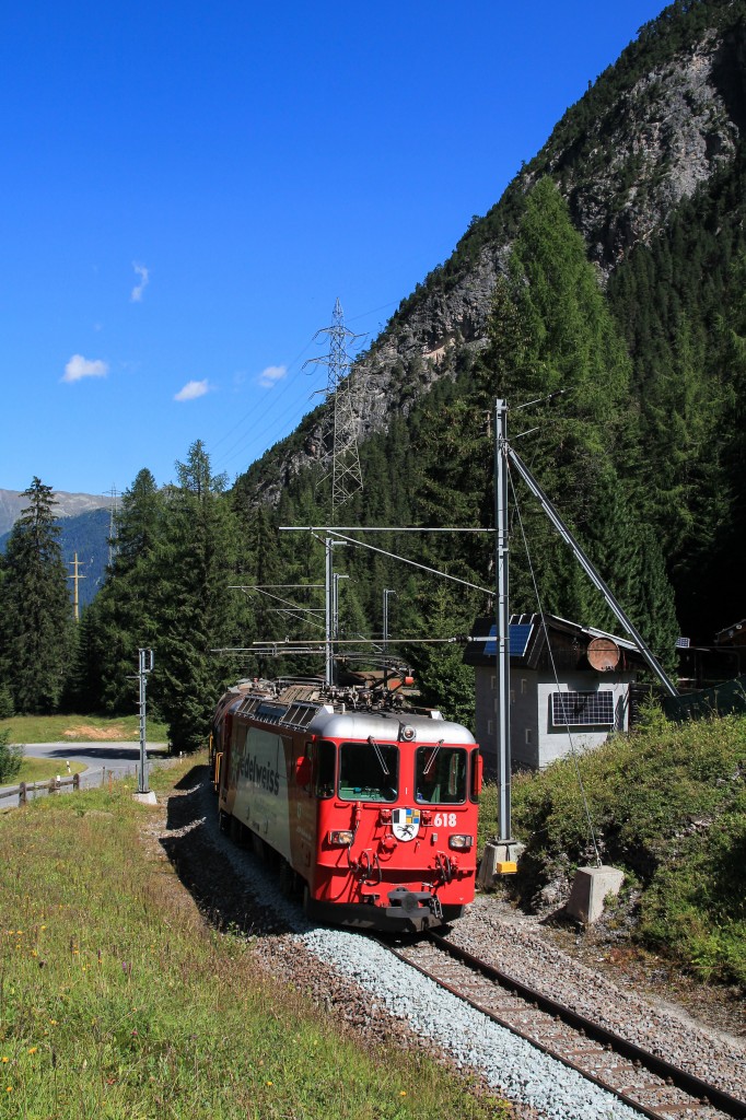 Ge 4/4 II 618 mit einem Güterzug am 18. August 2014 bei Preda.