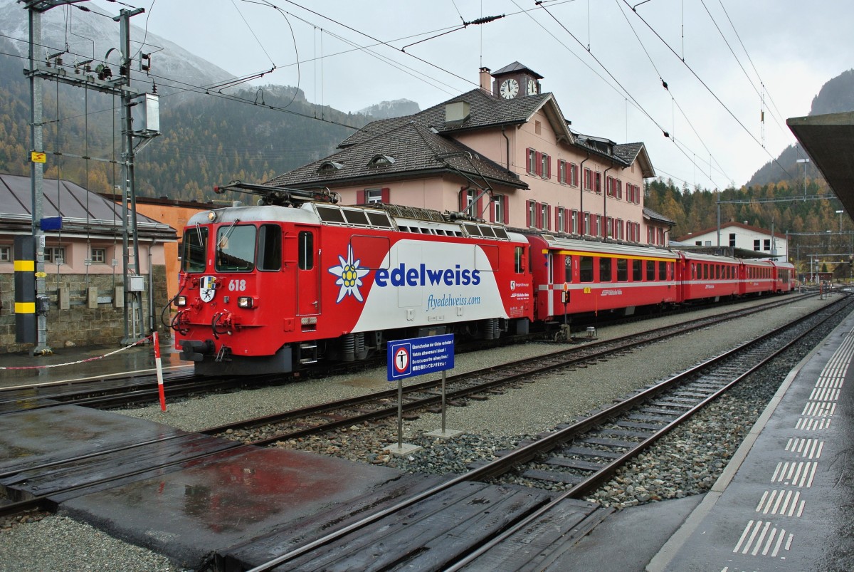 Ge 4/4 II 618 mit einem Regio nach Scuol-Tarasp in Pontresina, 04.11.2014.

