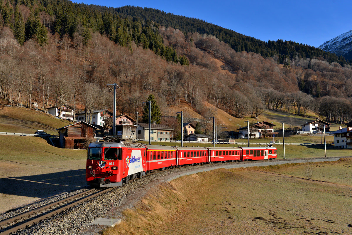 Ge 4/4 II 618 mit einem Engadin Star am 28.12.2016 bei Klosters. 