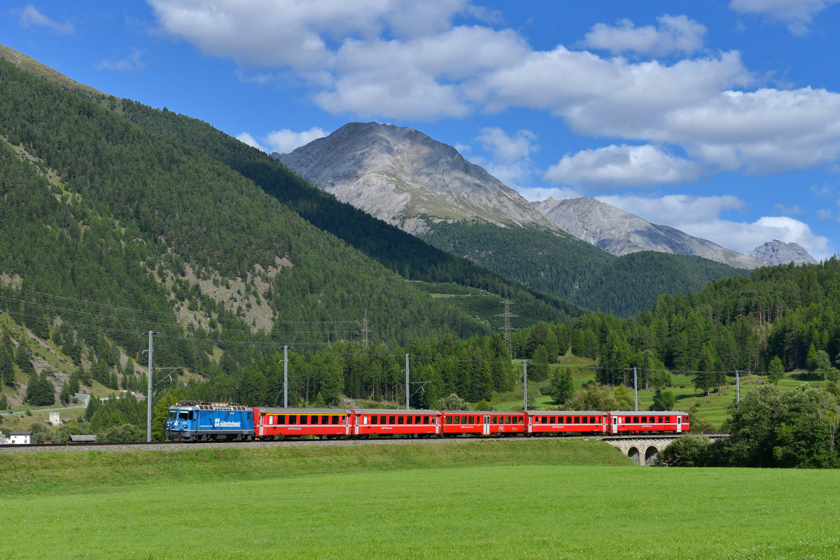 Ge 4/4 II 619 mit einem R nach Scuol-Tarasp am 20.08.2017 bei Zernez. 