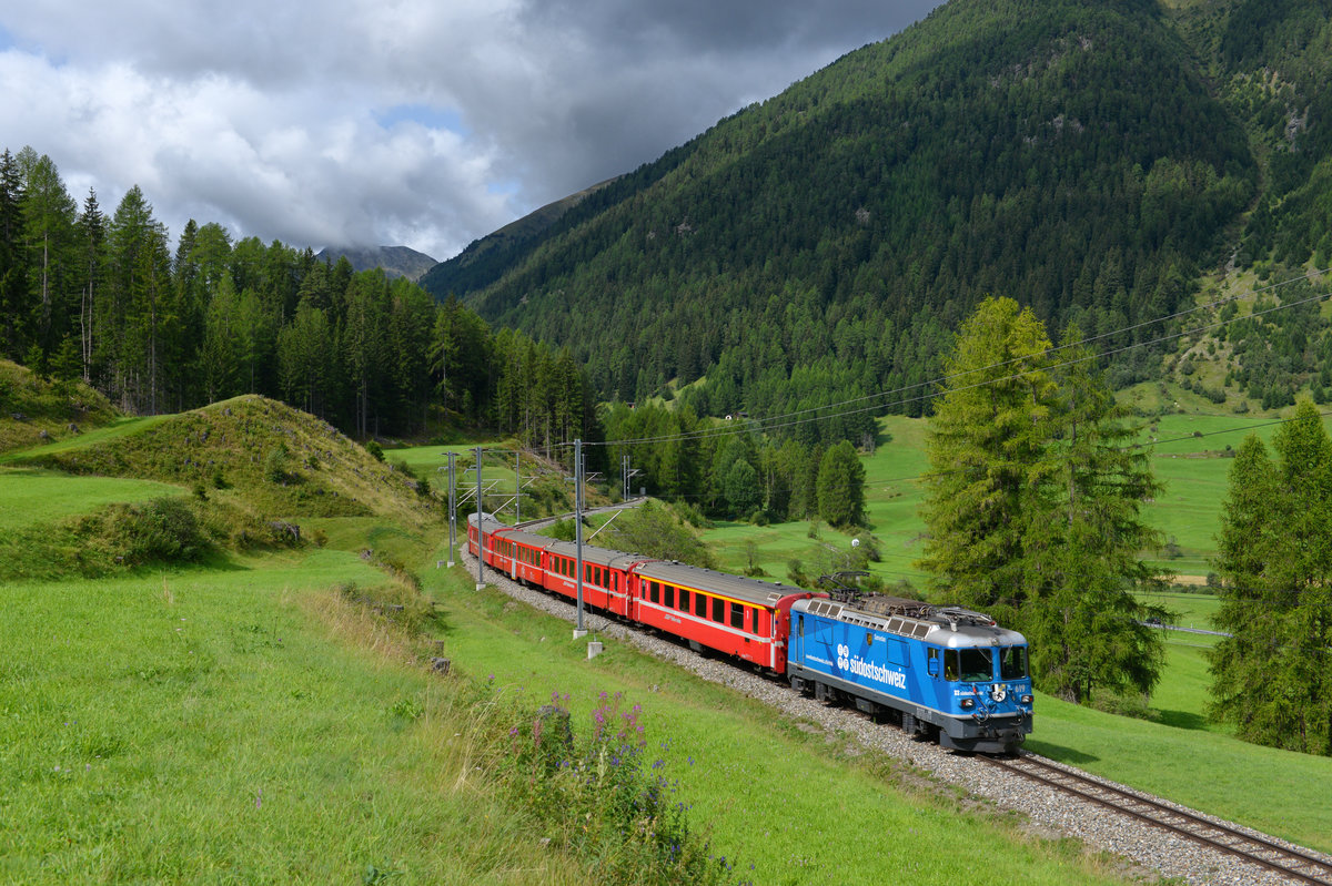 Ge 4/4 II 619 mit einem Regio am 20.08.2017 bei Zernez. 