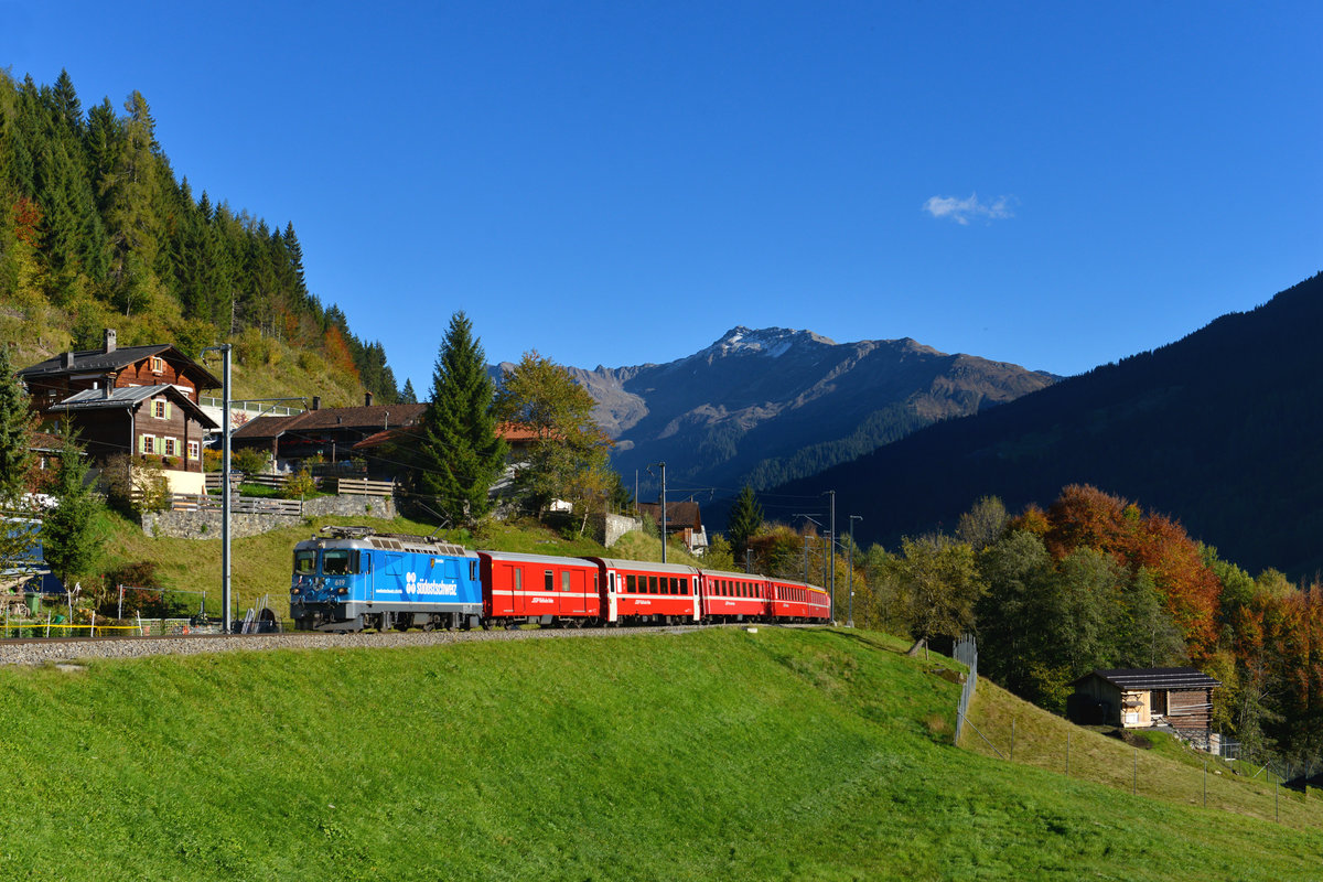 Ge 4/4 II 619 mit einem Regio am 05.10.2017 bei Serneus. 