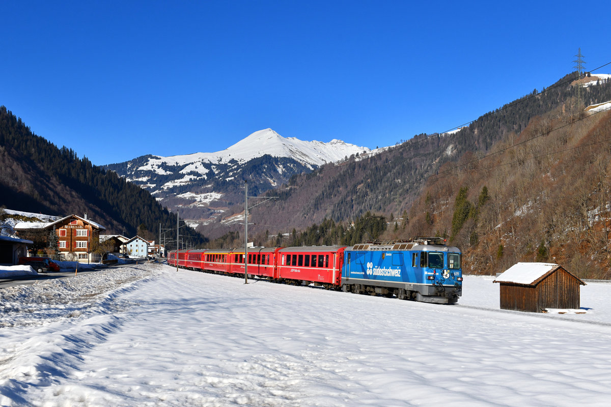 Ge 4/4 II 619 mit einem Regio am 13.01.2018 bei Furna. 