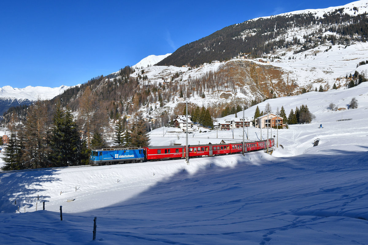 Ge 4/4 II 619 mit dem Schlittelzug am 27.12.2018 bei Bergün. 