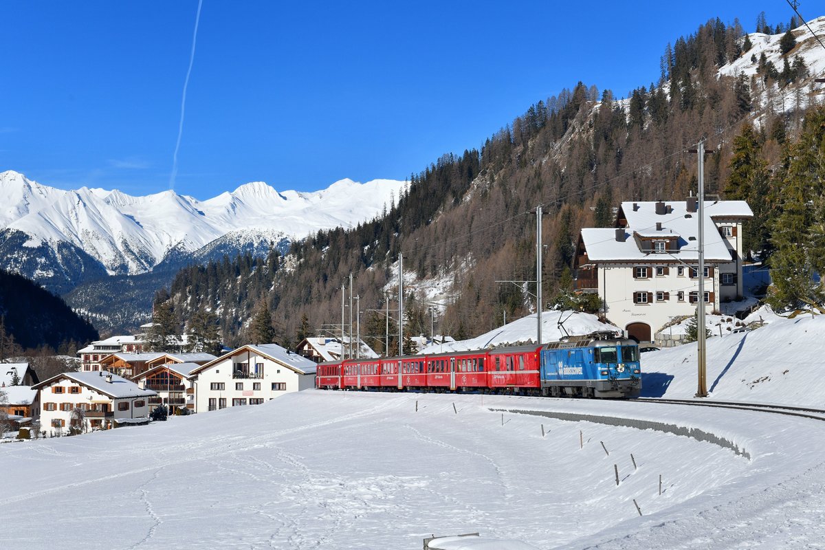 Ge 4/4 II 619 mit dem Schlittelzug am 27.12.2018 bei Bergün. 