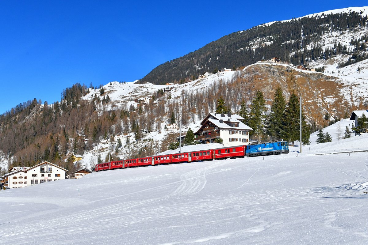 Ge 4/4 II 619 mit dem Schlittelzug am 27.12.2018 bei Bergün.