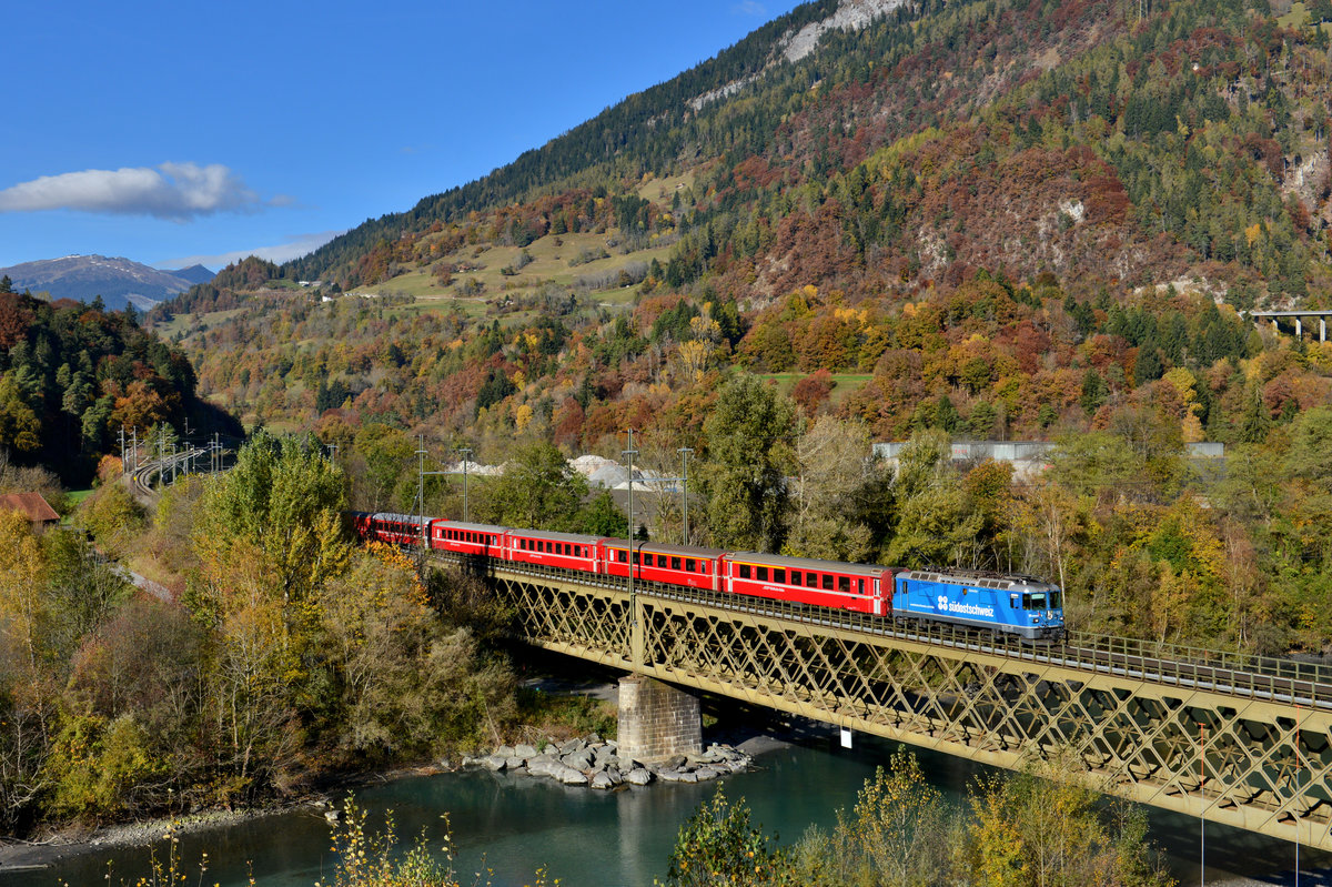 Ge 4/4 II 619 mit einem RE nach Landquart am 29.10.2016 bei Reichenau. 