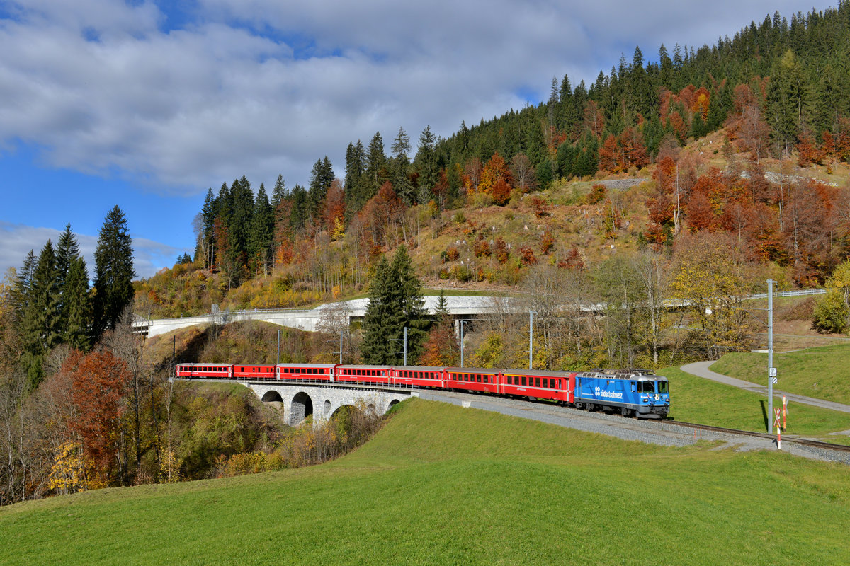 Ge 4/4 II 619 mit einem RE nach Scuol am 29.10.2016 bei Serneus. 