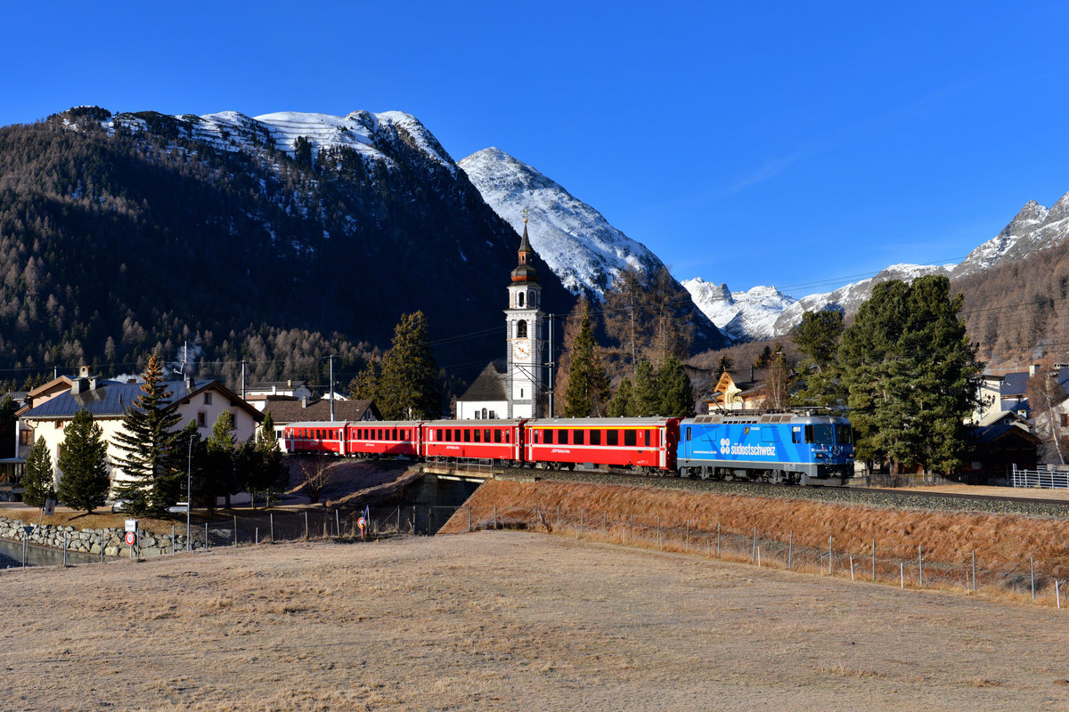 Ge 4/4 II 619 mit einem R nach Scuol-Tarasp am 26.12.2016 bei Bever. 