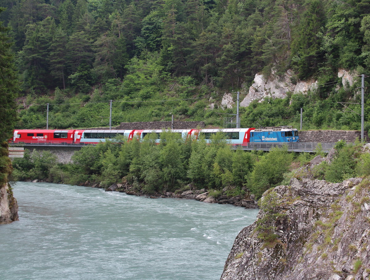 Ge 4/4 II 619  Samedan  durchfährt mit dem GEX900 (Zermatt - St.Moritz) die Rheinschlucht zwischen Trin und Reichenau-Tamins.

Rheinschlucht, 14. Juni 2017