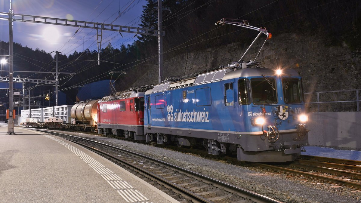 Ge 4/4 II 619  Samedan  wartet gemeinsam mit 624  Celerina  auf die Weiterfahrt, aufgenommen am Abend des 29.12.2020 in Reichenau-Tamins.