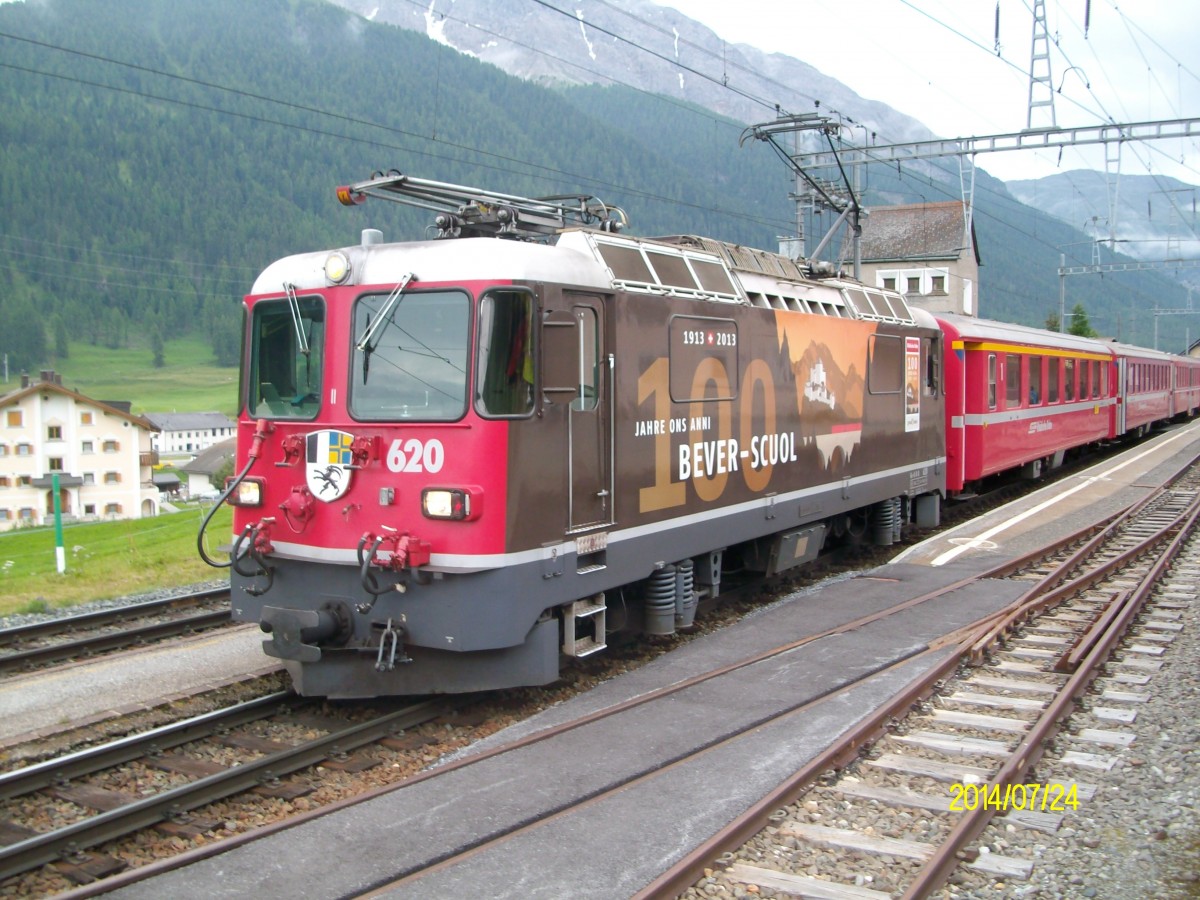 Ge 4/4 II 620  100 Jahre Bever-Scoul  mit R 1924 (Pontresina - Scoul Tarasp) am 24.7.2014 beim Halt in Zuoz.