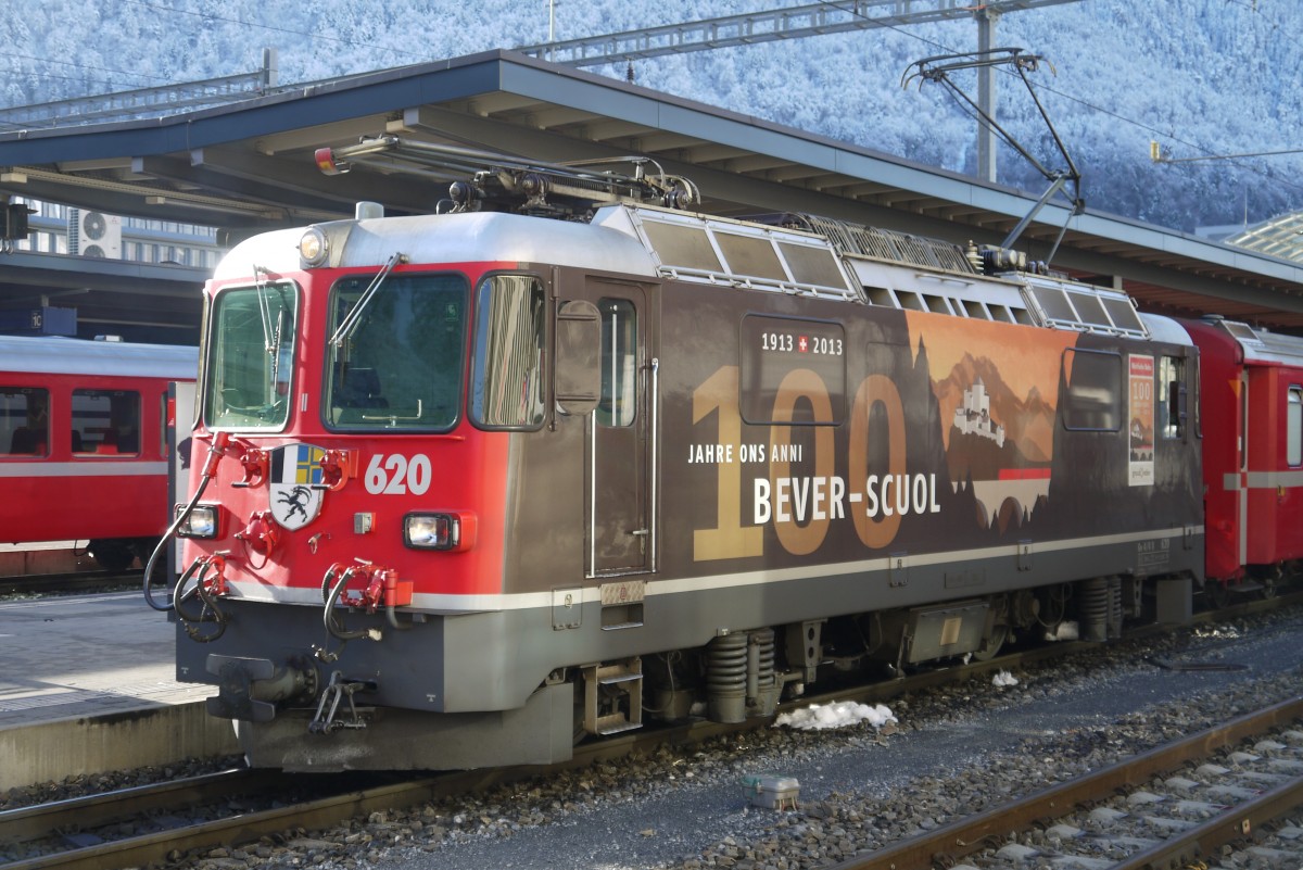 Ge 4/4 II 620 erinnert an 100 Jahre Unterengadin-Linie. Im Bild im Bf Chur vor RE 1233 Disentis - Chur - Vereina - Scuol-Tarasp am 3.2.14.
