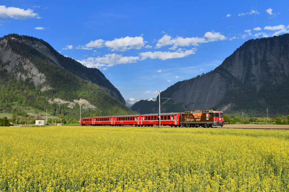 Ge 4/4 II 620 mit einem Engadin Star am 25.04.2018 bei Malans. 