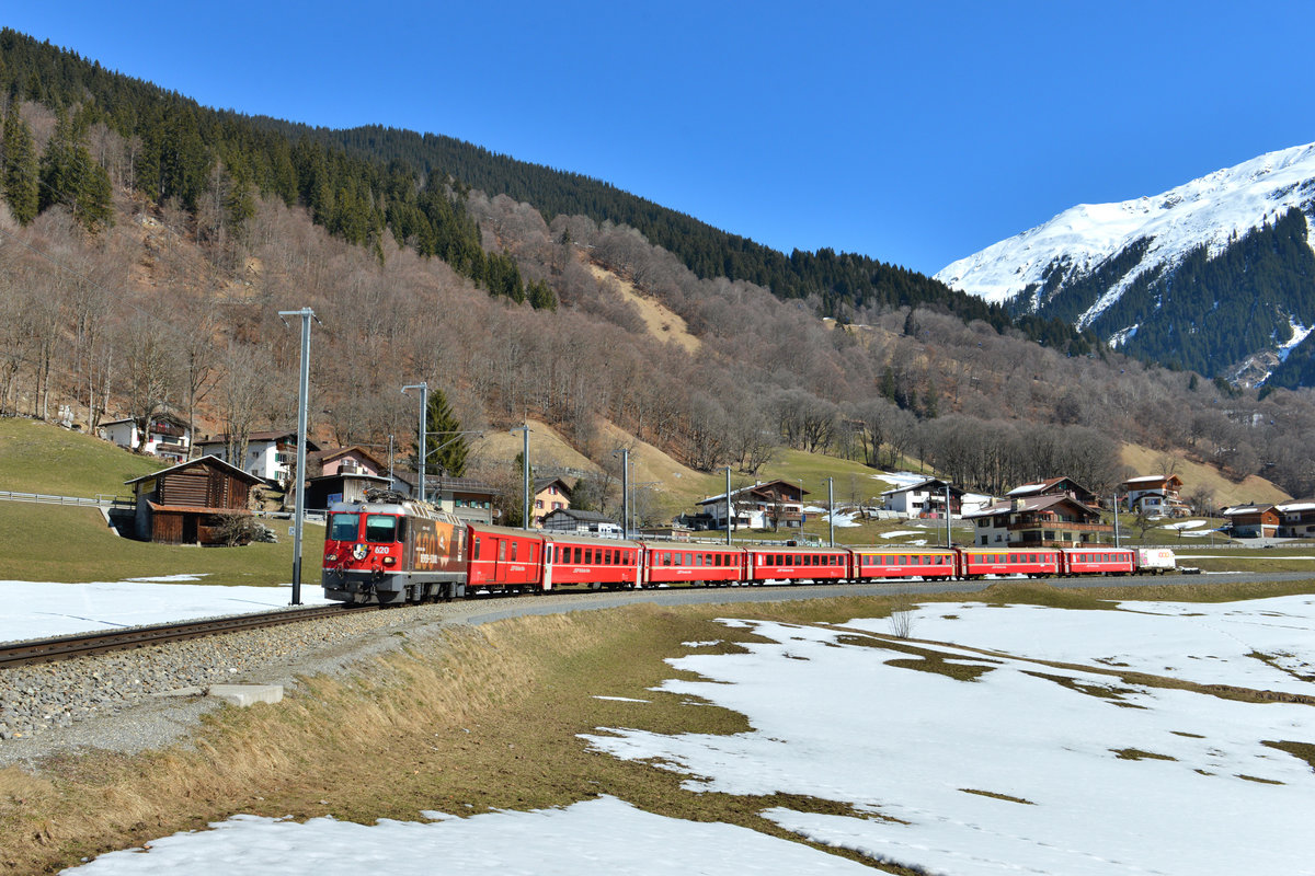 Ge 4/4 II 620 mit einem RE nach Disentis am 19.03.2016 bei Klosters. 