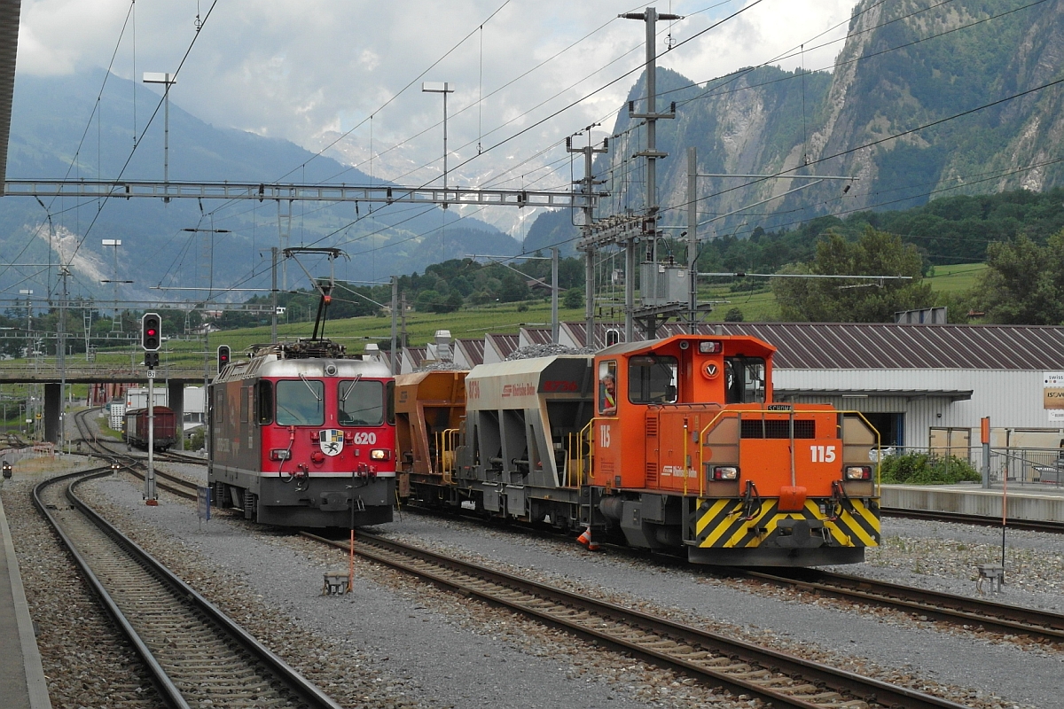 Ge 4/4 II 620 'Zernez' und Tm 2/2 115 am 16.06.2017 im Bahnhof von Untervaz-Trimmis.