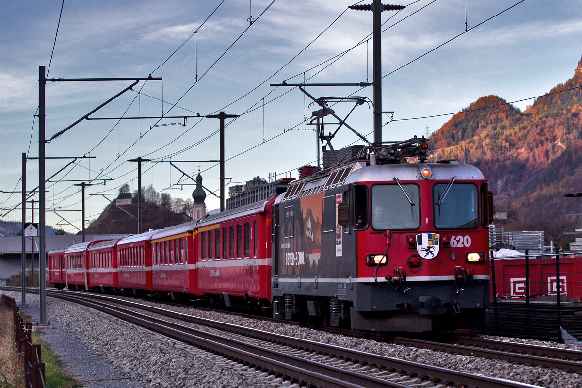 Ge 4/4 II 620  Zernez  braust morgens mit dem Re aus Disentis nach Chur in Domat Ems vorüber.Bild vom 19.11.2015